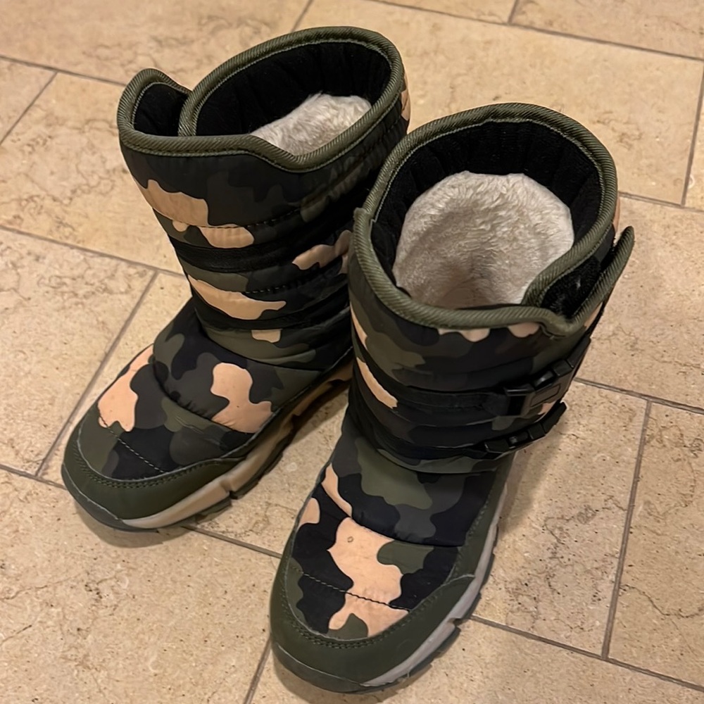 Kid’s snow boots - little boy (age 4-8) size 2